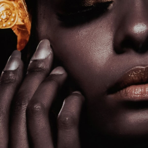 Marco de diseño de mujer africana negro y dorado