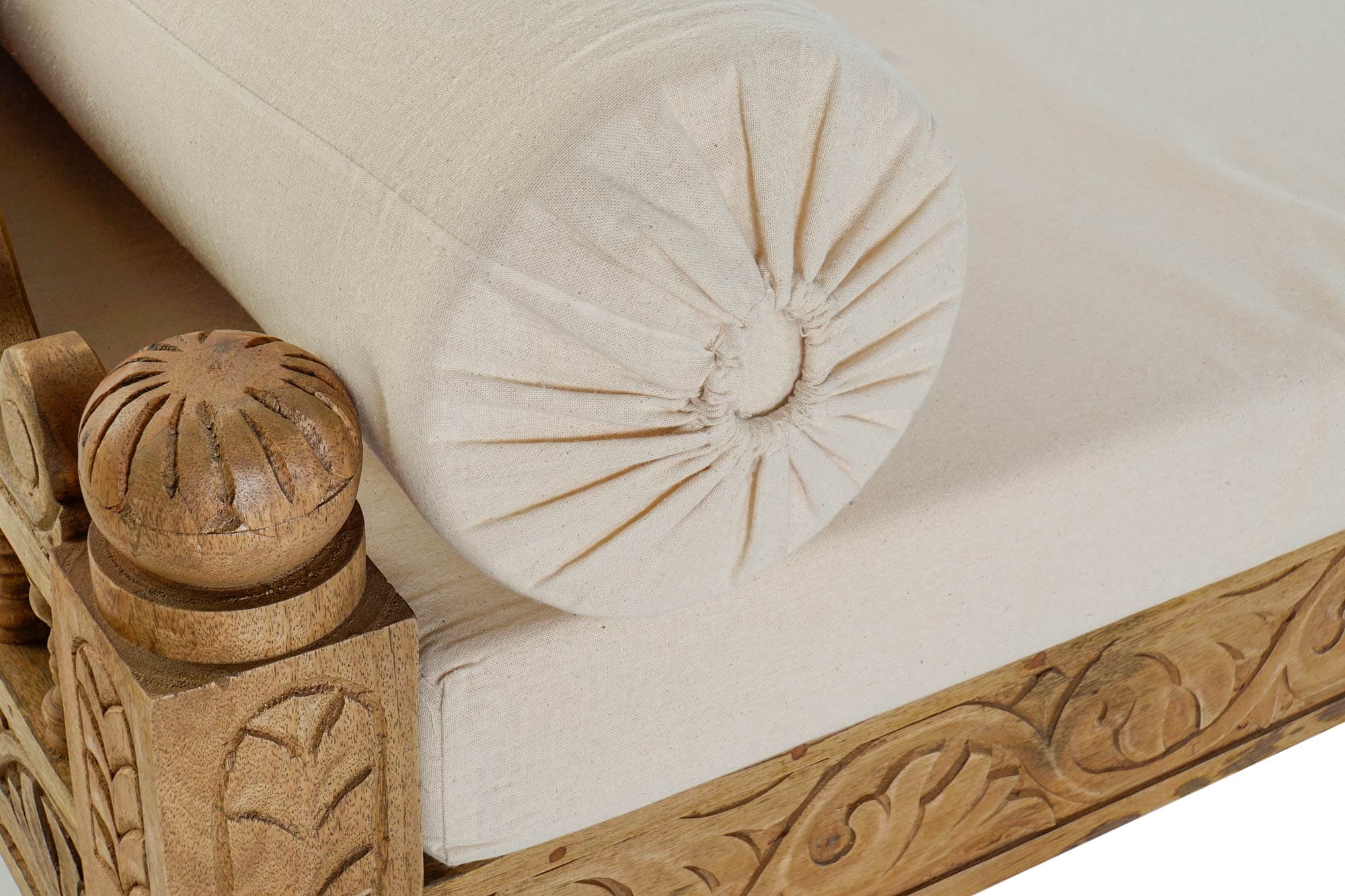 Sofá de diseño oriental en madera de mango tallada y cojines blancos (190 x 77 x 90 cm)