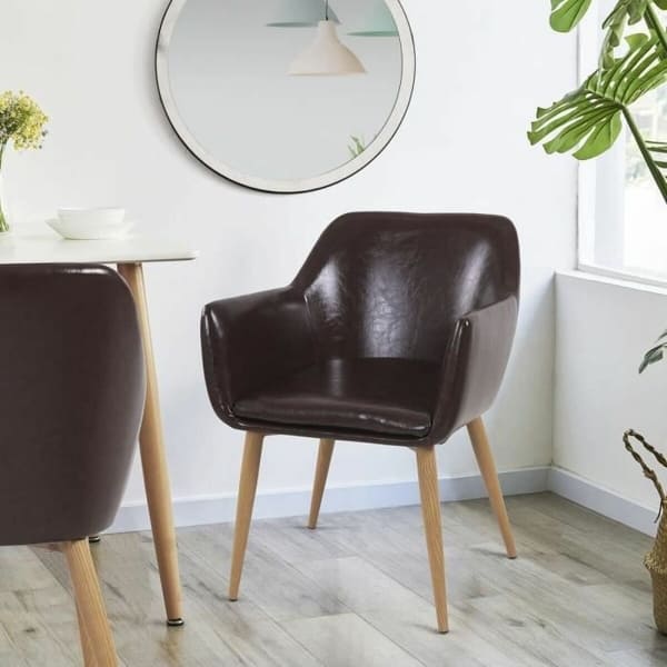 Chaise de salle à manger en bois et similicuir brun foncé avec accoudoirs