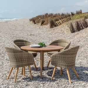 Table de jardin Design Ronde en Bois d'Acacia sur une plage avec des fauteuils en osier