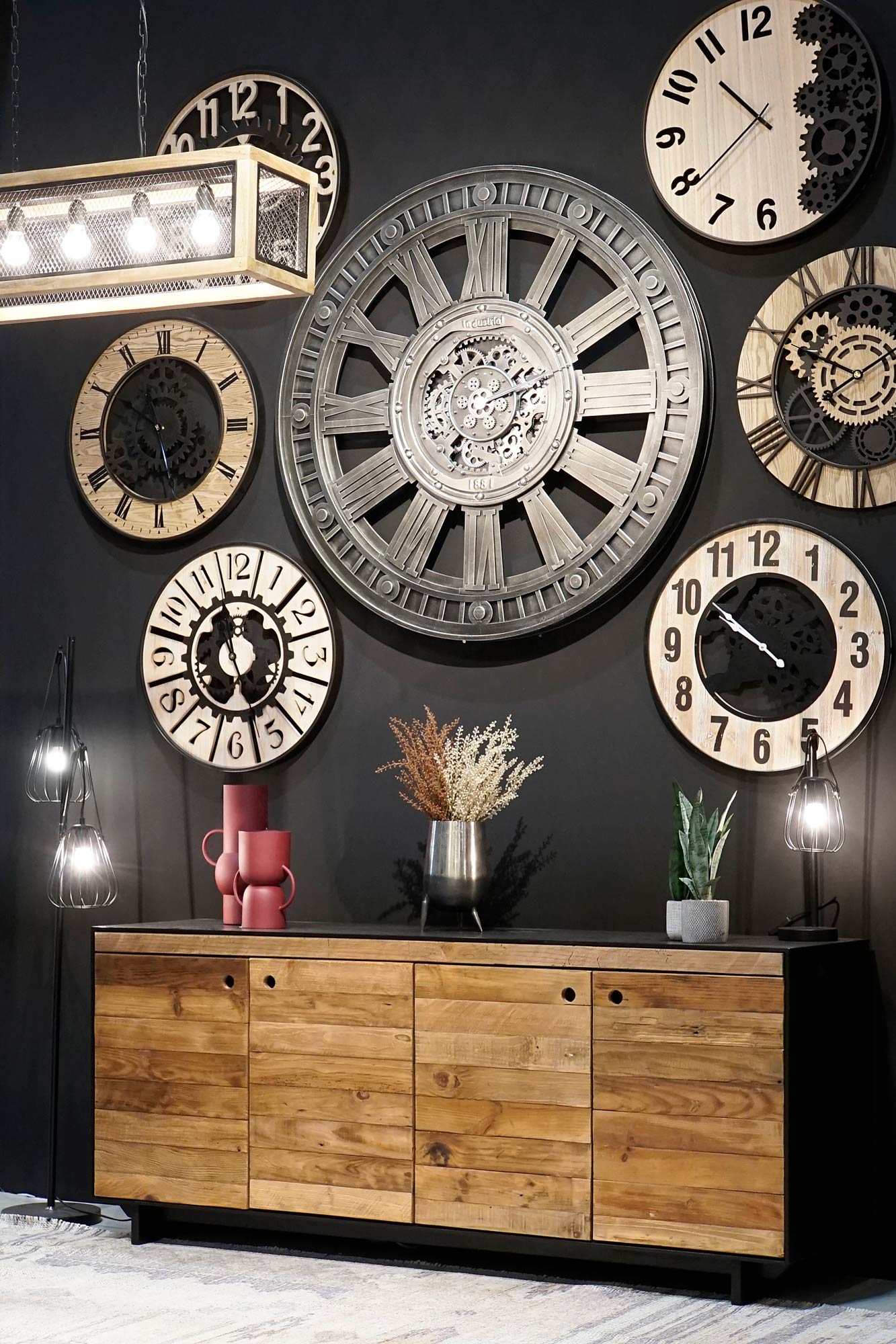 Grande Horloge Murale Industrielle Loft en Fer au dessus d'un buffet