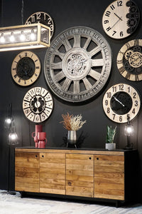 Grande Horloge Murale Industrielle Loft en Fer au dessus d'un buffet
